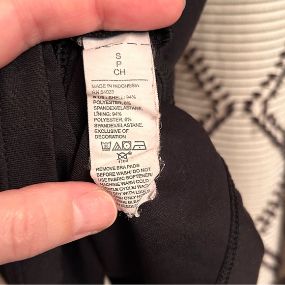 Old Navy Active Tank with Built in Bra - Picture 4 of 5